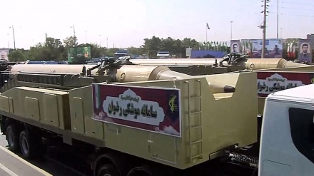 イラン・イラク戦争開戦４２周年記念軍事パレード開催　新型弾道ミサイルが披露