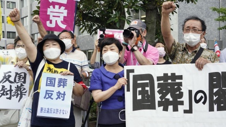 日本首相官邸前で、国葬に反対の市民グループが集会を実施