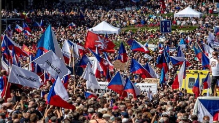 Rep. Ceca, in 70mila in piazza contro l'Ue e la NATO