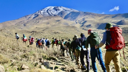 テヘラン東部ダマーヴァンド山で、各国軍関係者が合同登山