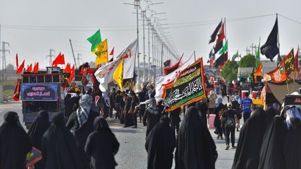 Ribuan Peziarah Arbain Jalan Kaki dari Nashiriyah Menuju Karbala