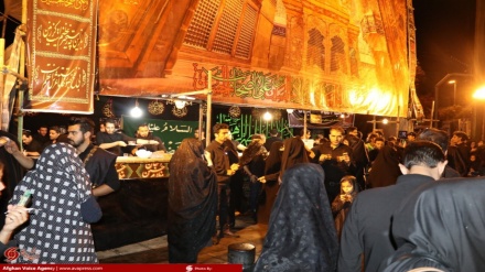 مهاجرین افغانستانی مقیم مشهد موکب خدمت به زائران امام رضا (ع) برپا کردند