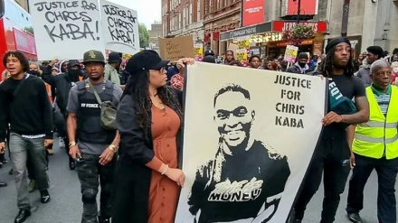 Londra, proteste per uccisione giovane nero, bara regina in viaggio per sepoltura