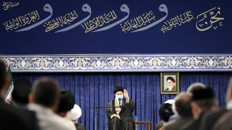 伊斯兰革命最高领袖阿亚图拉·哈梅内伊在与参加第