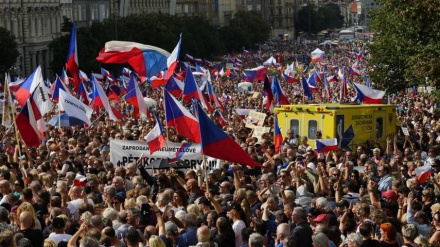 Dhjetëra mijëra njerëz protestojnë në Pragë kundër NATO-s dhe Bashkimit Evropian