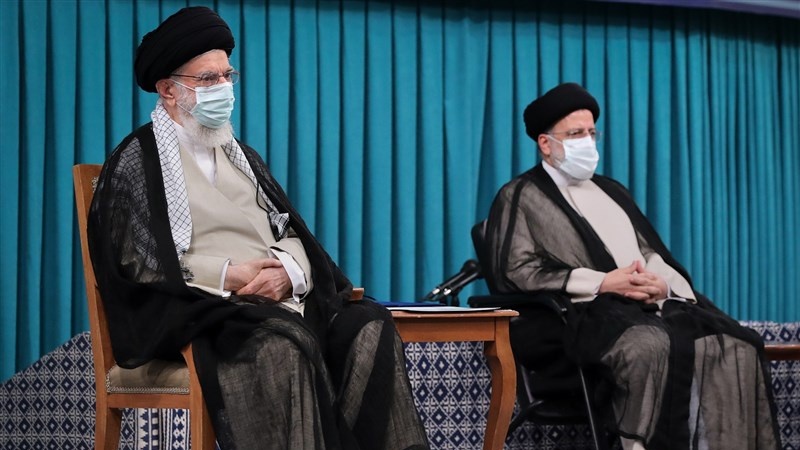 最高指導者のハーメネイー師とイランのライースィー大統領