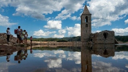 スペインで貯水池から中世の教会など出現、干ばつによる水位低下で