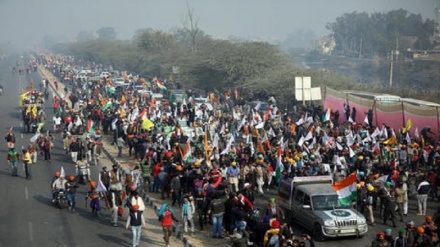 India: migliaia di persone protestano a Nuova Delhi contro l'aumento dei prezzi 