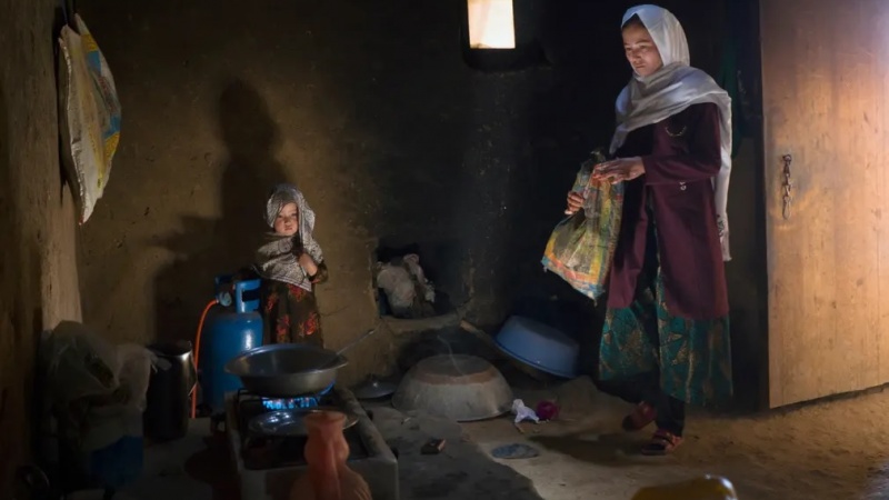 گاردین: خشکسالی و سقوط اقتصادی، میلیون ها نفر در افغانستان را به گرسنگی کشانده است