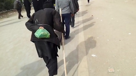 Irak'lı asker, yaşlı İran'lı ziyaretçiyi kucağında taşıdı