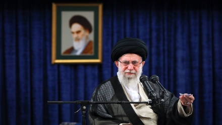 Leader: l'Iran si è opposto ai complotti delle potenze arroganti 