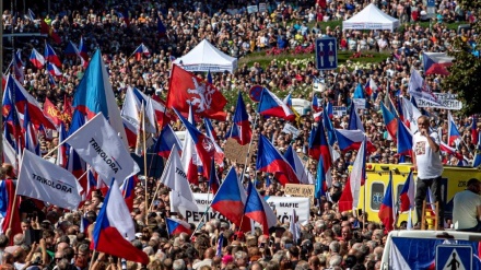 チェコ首都で、NATOとEUに反対する数万人規模のデモが実施