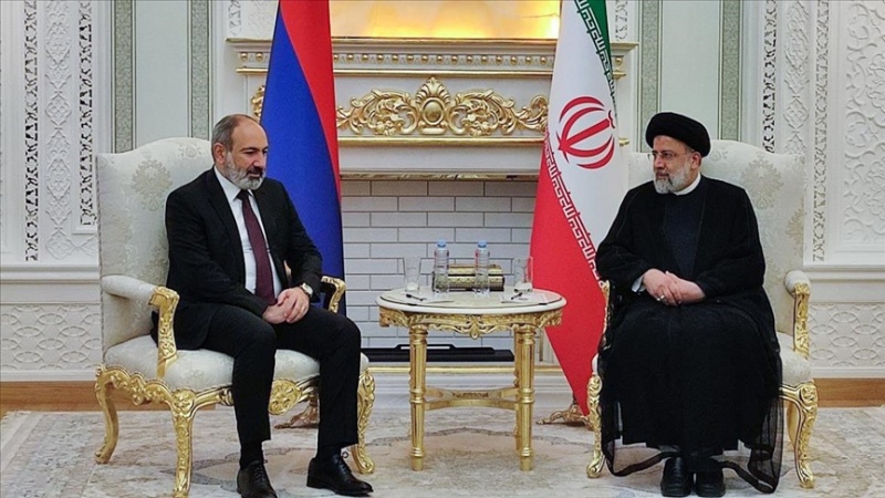 ライースィー・イラン大統領とパシニャン・アルメニア首相（アーカイブ写真）