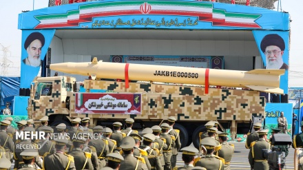 Vorführung neuester Ausrüstung der iranischen Streitkräfte zum Gedenken an die heilige Verteidigung
