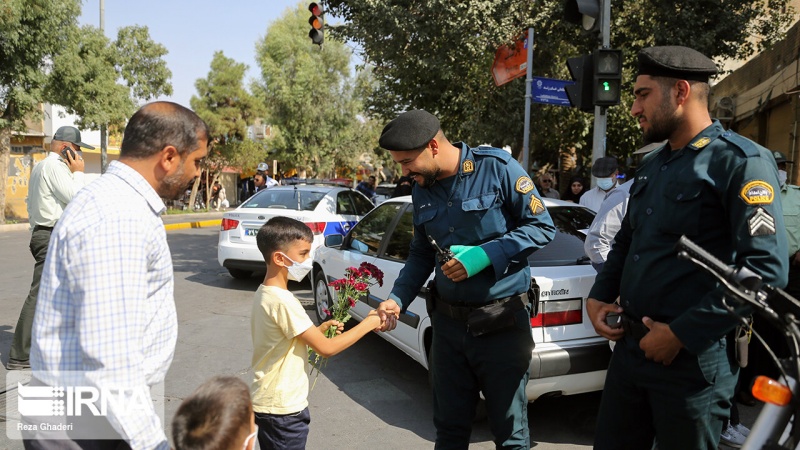 Bocah Iran beri bunga kepada polisi sebagai ungkapan terima kasih