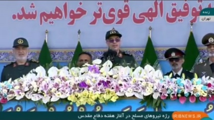 Angkatan Bersenjata Iran Gelar Parade Militer 