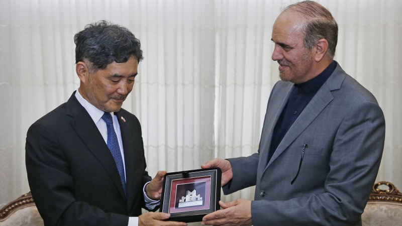 相川一俊・駐イラン日本大使とイラン北西部・東アーザルバーイジャーン州の州都タブリーズでホッラム州知事