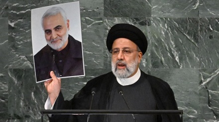 Арабские пользователи отреагировали на поднятие Раиси фотографии мученика Касима Сулеймани