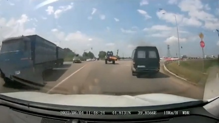 Rusya'da TIR ile çarpışan traktör ikiye bölündü