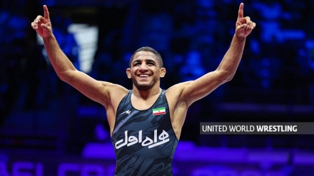 Rahman Amouzad wins first wrestling world title