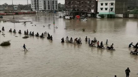 پاکستان کښې سیلاب لسګونه تنه وژلي دي