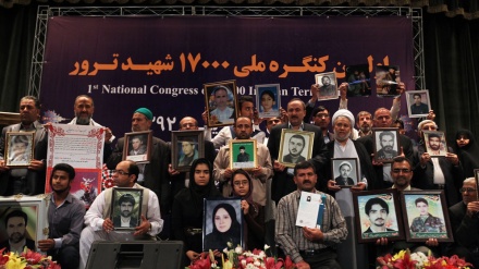 Familjet e viktimave iraniane të terrorit kritikojnë Shqipërinë për pritjen e terroristëve të MEK