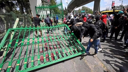  Clashes erupt as Mexicans protest over missing students 