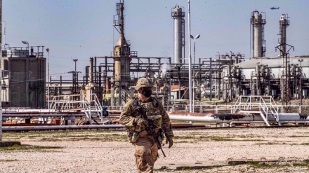 आधुनिक हथियारों से लैस अमरीकी सैनिकों ने फिर सीरियाई तेल की चोरी की