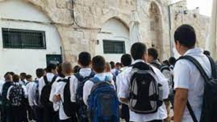 I palestinesi protestano contro l'ebraizzazione del sistema educativo a Gerusalemme