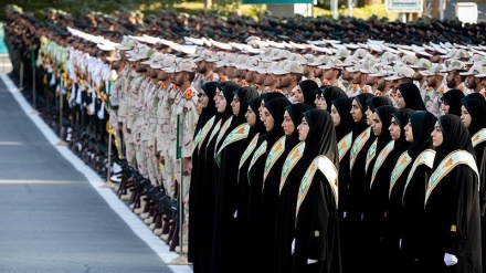 Pekan Kepolisian, Polisi Iran Gelar Apel Bersama (1)
