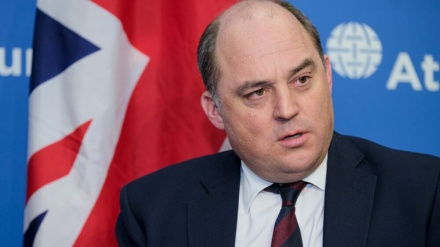 Il ministro Difesa inglese critica la posizione di Macron