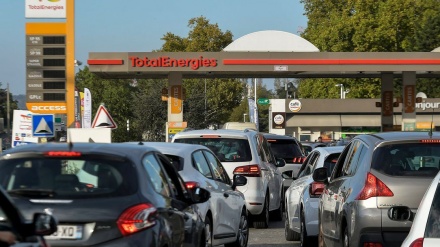 Vazhdojnë radhët e gjata të makinave para pikave të karburantit në Francë