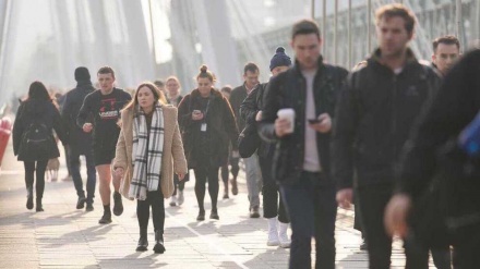 Hit by rising prices, UK shoppers cut their spending more than expected