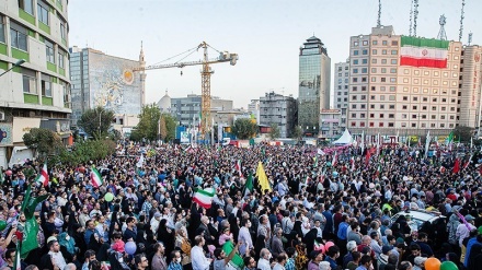 Peringati Maulid Nabi Saw, Warga Iran Berkumpul di Valiasr Square (2)