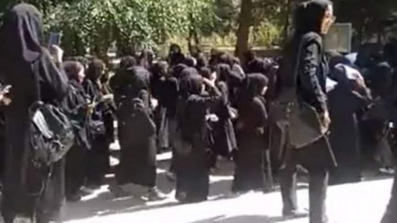 تجمع دانشجویان دختر دانشگاه کابل در اعتراض به انفجار مرکز آموزشی کاج