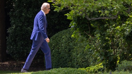 バイデン米大統領、ホワイトハウスの中庭で迷子に