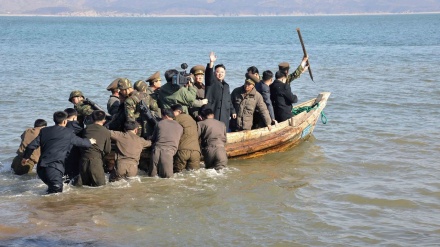 北朝鮮の人々が、キム総書記追いかけ海に飛び込む
