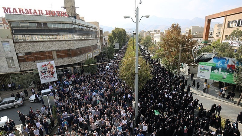 Pawai rakyat Iran untuk mengecam kejahatan teroris di Shiraz, Jumat (28/10/2022).