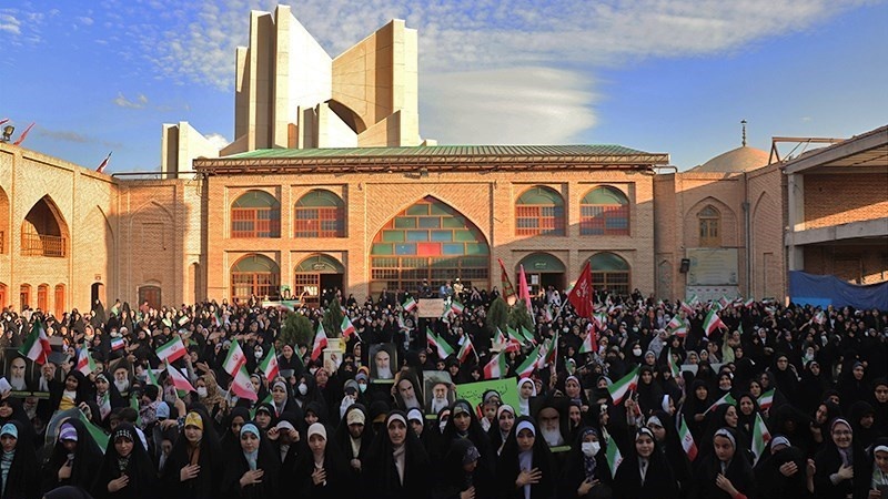 Muslimah Tabriz di Imamzadeh Sayid Hamzah untuk mendukung hijab, Kamis (13/10/2022).