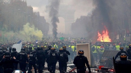 仏で、光熱費上昇への抗議者に警察が暴行