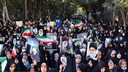 イラン・イスファハーン市内での集会で、女性らが最近の暴徒らの社会慣行破りを非難