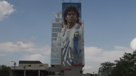 アルゼンチンの芸術家が、ビルの壁にスプレーで故マラドーナ氏の肖像画を描く