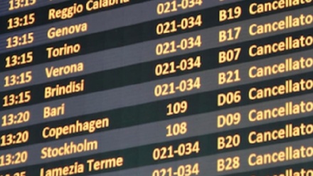 Italia, sciopero compagnie aeree, cancellati centinaia voli 