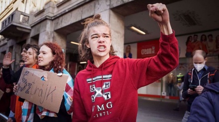 Protesters throng central Budapest in support of Hungarian teachers