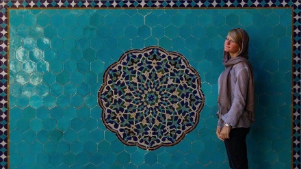 外国人旅行者のイラン遊覧；イラン中部ヤズドの化粧タイル