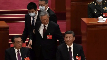 中国党大会閉幕式で、胡前国家主席が突然退席