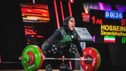 アジア・シニア重量挙げ選手権で、イラン女子選手が金メダル3個獲得（動画）