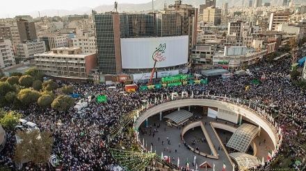 Peringati Maulid Nabi Saw, Warga Iran Berkumpul di Valiasr Square (1)