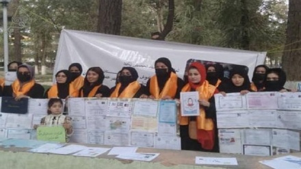 تظاهرات زنان کابلی با اسناد تحصیلی خود در پارک شهرنو