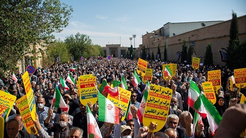 Warga Iran turun ke jalan mengecam serangan teroris di Shiraz, Jumat (28/10/2022).